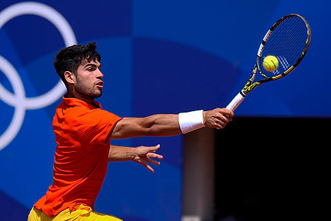 Carlos Alcaraz returns a shot to Felix Auger-Aliassime